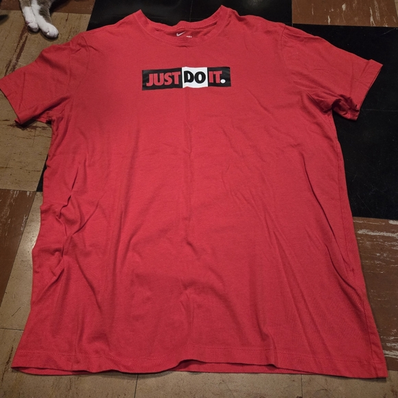 Nike Tee red white black in a mens size Large LIKE NEW - Picture 1 of 5